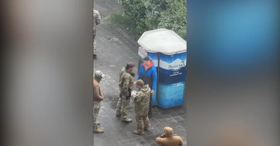 Экс-сотруднику ТЦК, ударившему учителя истории в Харькове, вынесли приговор