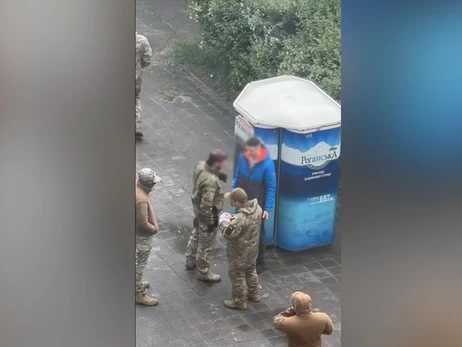 Экс-сотруднику ТЦК, ударившему учителя истории в Харькове, вынесли приговор