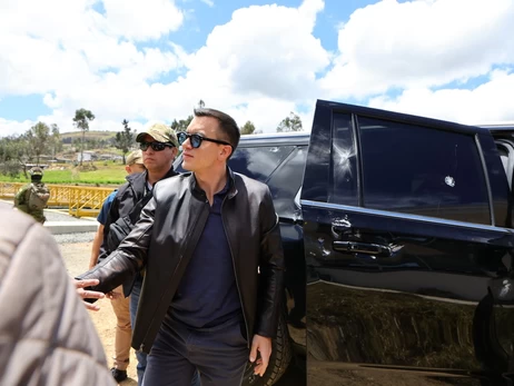 Протестующие забросали камнями кортеж 37-летнего президента Эквадора