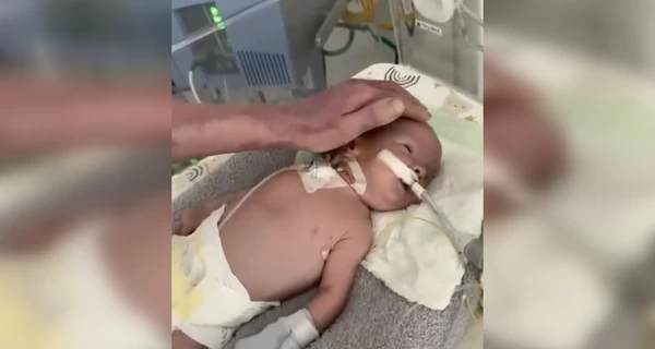 Отец впервые увидел сына, родившегося во время массированного удара по Киеву