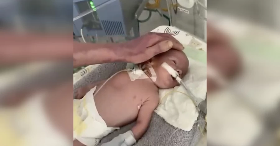 Отец впервые увидел сына, родившегося во время массированного удара по Киеву