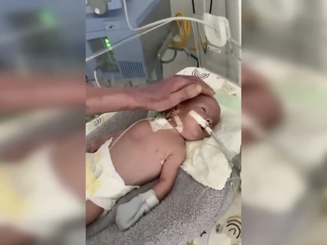 Отец впервые увидел сына, родившегося во время массированного удара по Киеву