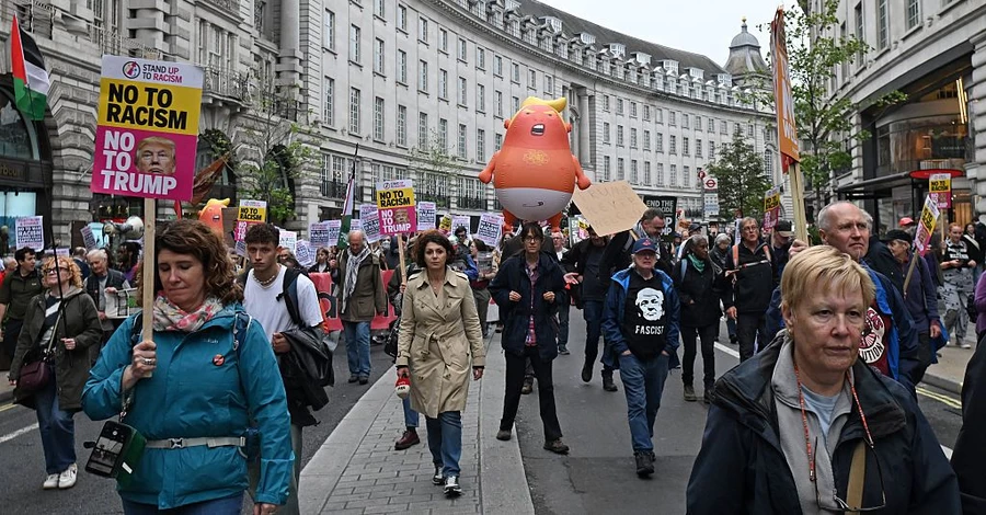 Шатдаун, протесты, падение рейтингов: пока Трамп «спасает» мир, США идет к апокалипсису