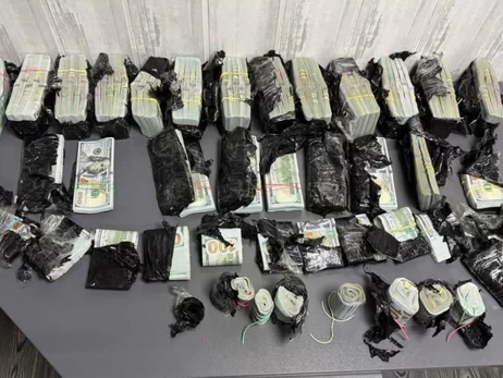 Украинка пыталась вывезти за границу почти миллион долларов 