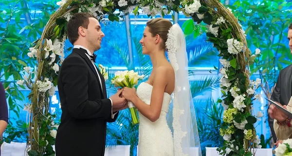 Григорий Решетник в честь 15-летия брака показал кадры венчания и свадьбы с женой