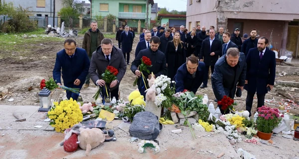 Глава МЗС Польщі Сікорський прибув на Львівщину та відвідав місце удару РФ в Лапаївці