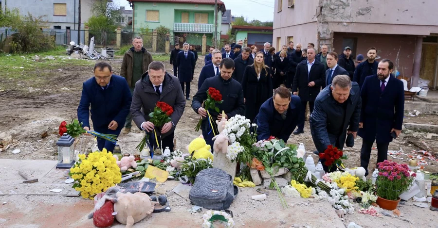 Глава МЗС Польщі Сікорський прибув на Львівщину та відвідав місце удару РФ в Лапаївці