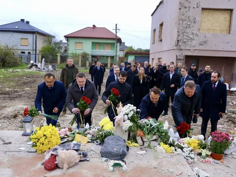 Глава МЗС Польщі Сікорський прибув на Львівщину та відвідав місце удару РФ в Лапаївці