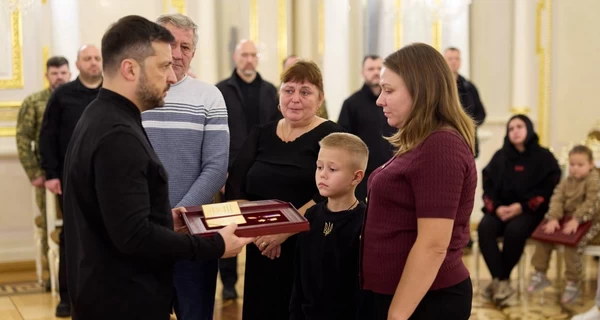 Зеленський роздав українським захисникам ордени 