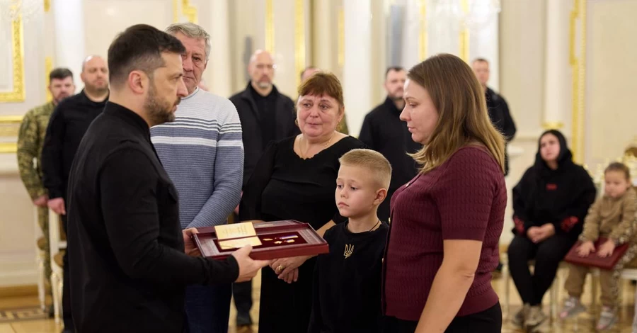 Зеленский раздал украинским защитникам ордены 