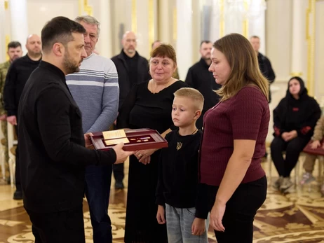 Зеленський роздав українським захисникам ордени 