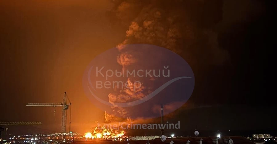 В Крыму раздались взрывы, после удара дроном горит нефтебаза 