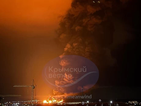 В Крыму раздались взрывы, после удара дроном горит нефтебаза 