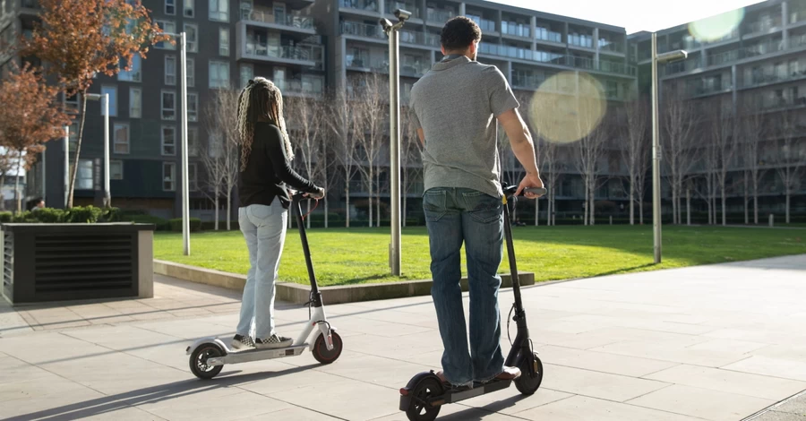 Івано-Франківськ став першим містом в Україні, де в центрі заборонили електросамокати