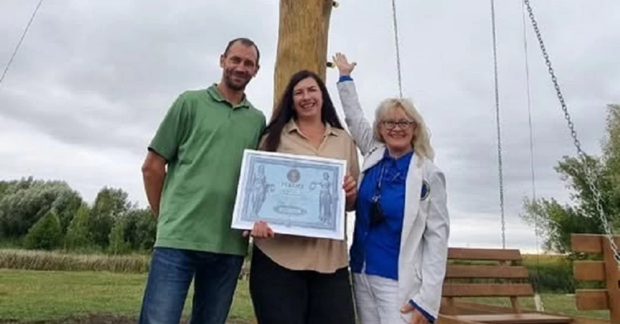 На Волині встановили найвищу в Україні гойдалку і побили національний рекорд