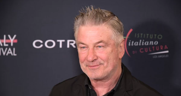 Алек Болдуин попал в ДТП и разбил машину жены