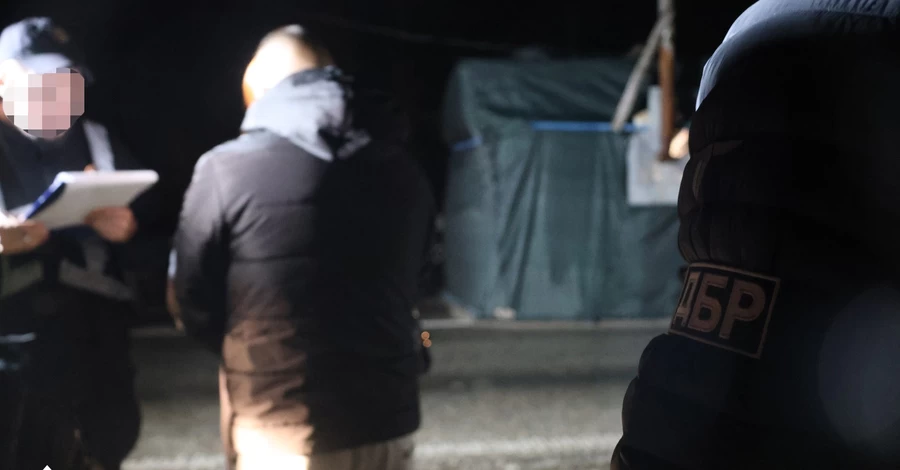 Работники ТЦК, которые получили взятку от ветерана, убегали от полиции, выбрасывая доллары из авто