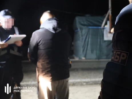 Работники ТЦК, которые получили взятку от ветерана, убегали от полиции, выбрасывая доллары из авто