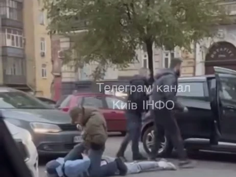 В центре Киева группа вооруженных мужчин напала на водителя авто