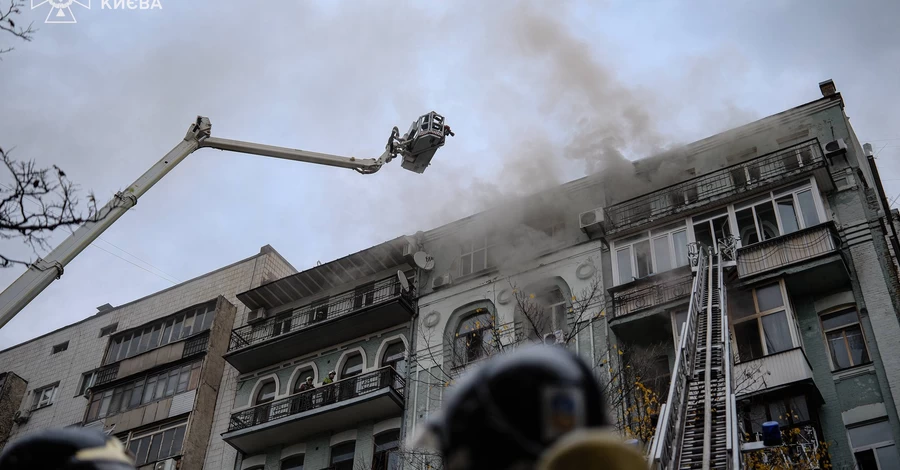 В Киеве на Печерске горит многоэтажка - спасатели всю ночь тушили пожар