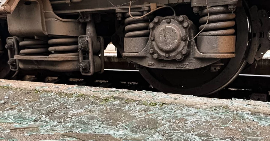 РФ нанесла новый удар по Сумах, повреждены вокзал и вагоны