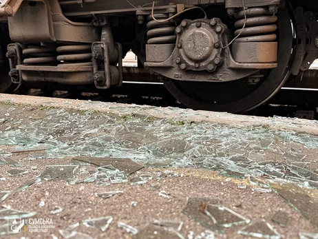 РФ нанесла новый удар по Сумах, повреждены вокзал и вагоны