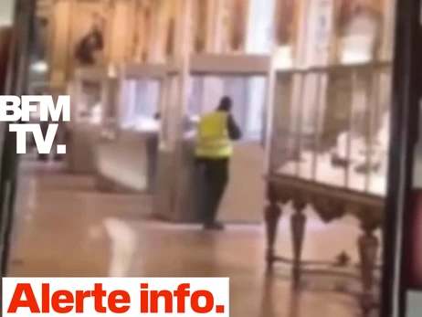 СМИ опубликовали момент кражи из Лувра на глазах у посетителей