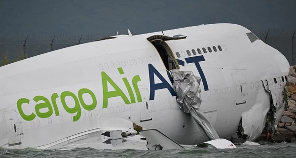 В Гонконге грузовой самолет Emirates съехал со взлетной полосы в море, погибли два человека