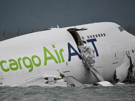 У Гонконзі вантажний літак Emirates з’їхав зі злітної смуги в море, загинули двоє людей