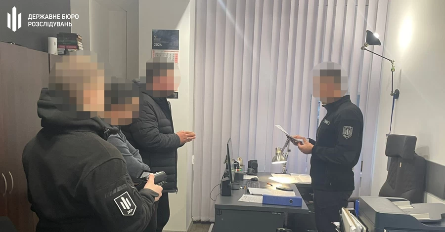 В Киеве полицейским объявили подозрение за избиение мужчины возле ТЦК