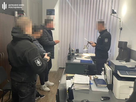 В Киеве полицейским объявили подозрение за избиение мужчины возле ТЦК