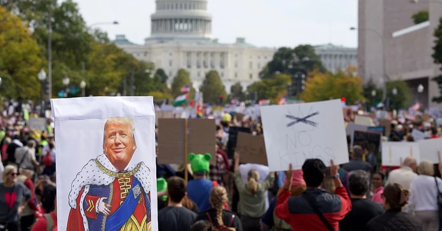 Трамп опублікував відео, як він з літака 