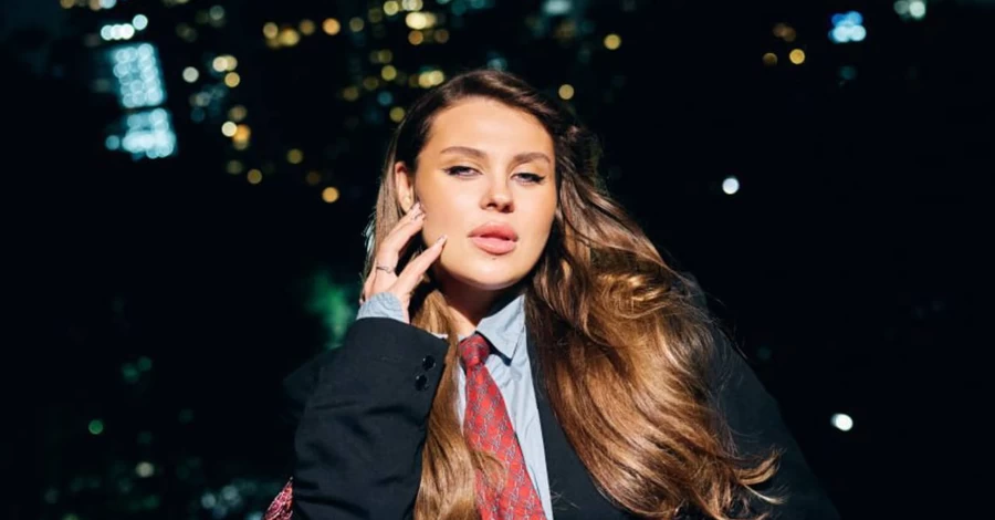 KAZKA сняла клип в знаковых локациях Нью-Йорка и в квартире Кэрри Брэдшоу