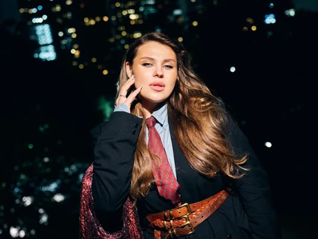 KAZKA сняла клип в знаковых локациях Нью-Йорка и в квартире Кэрри Брэдшоу