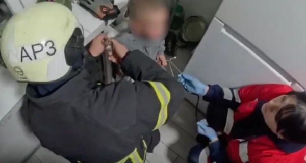 Луцкие спасатели помогли мальчику, у которого рука застряла в радиаторе