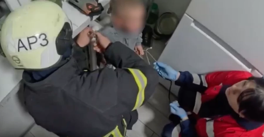 Луцкие спасатели помогли мальчику, у которого рука застряла в радиаторе