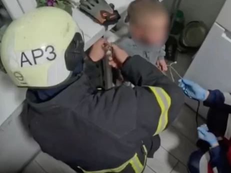 Луцкие спасатели помогли мальчику, у которого рука застряла в радиаторе