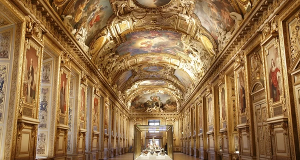 Новые подробности кражи века: королевские бриллианты из Лувра вынесла международная банда?