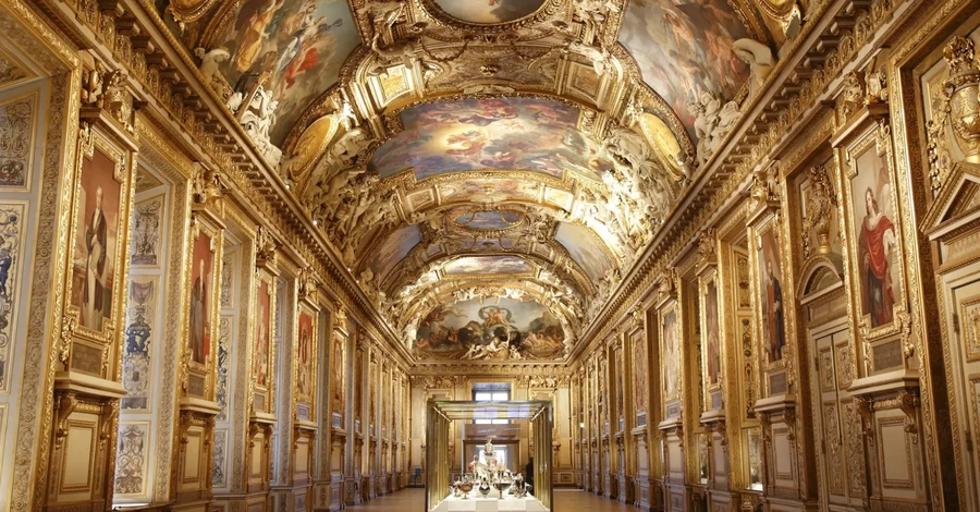 Нові подробиці крадіжки століття: королівські діаманти із Лувру винесла міжнародна банда?