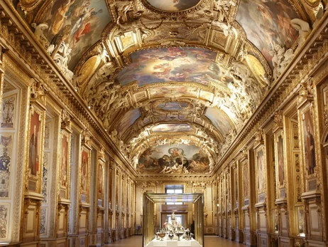 Новые подробности кражи века: королевские бриллианты из Лувра вынесла международная банда?