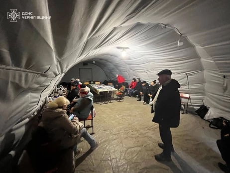 Блэкаут в Чернигове: энергетики не могут начать работу из-за атак российских дронов