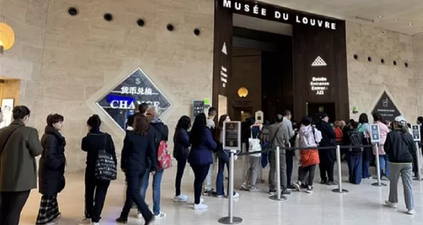 Лувр возобновил работу после резонансного ограбления, а директора музея вызывают на допрос