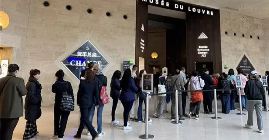 Лувр возобновил работу после резонансного ограбления, а директора музея вызывают на допрос