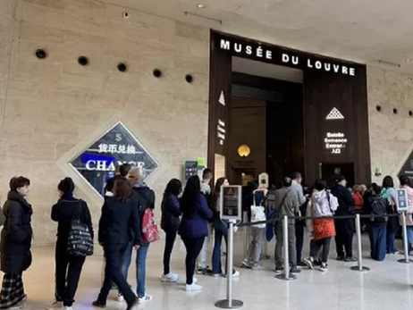 Лувр возобновил работу после резонансного ограбления, а директора музея вызывают на допрос