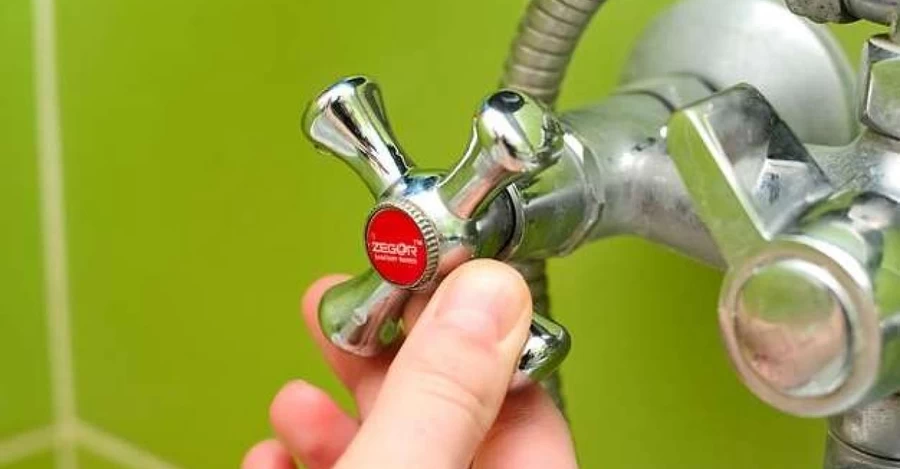 Через нічні обстріли частина Києва залишилася без гарячої води