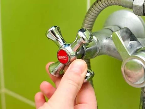 Из-за ночных обстрелов часть Киева осталась без горячей воды