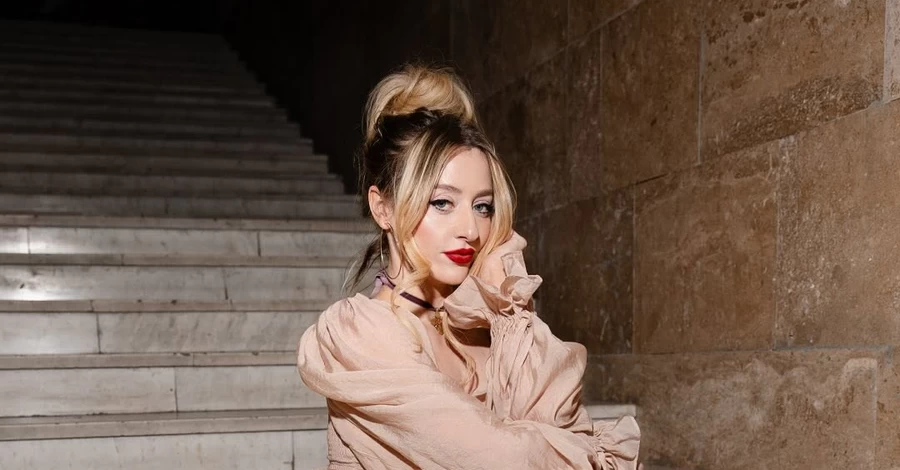 Солистка Vivienne Mort поссорилась с водителем такси из-за русской музыки