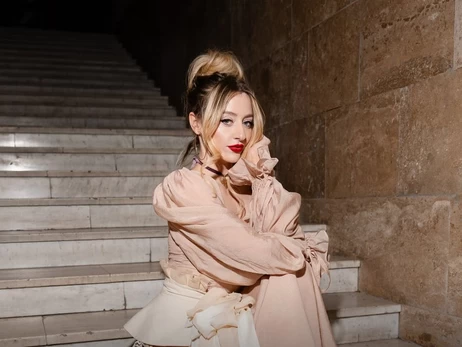 Солістка Vivienne Mort посварилася з водієм таксі через російську музику