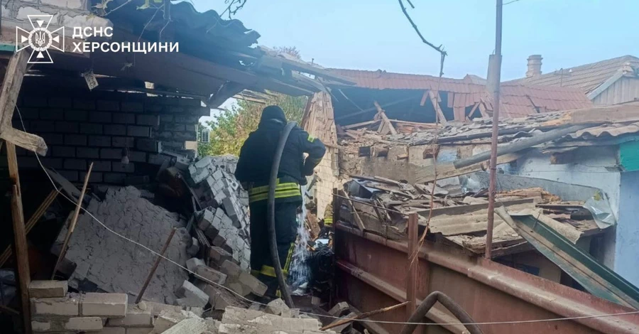 Жертв ранкового удару росіян по Херсону вже три, серед них - начальниця відділення Укрпошти