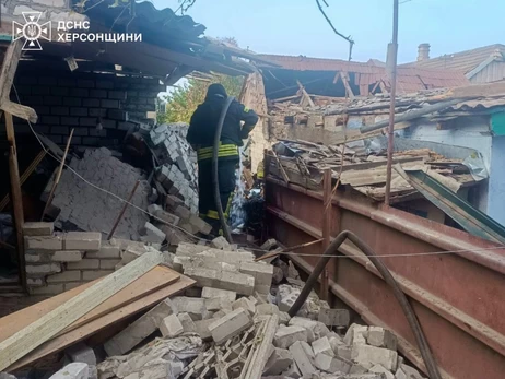 Жертв ранкового удару росіян по Херсону вже три, серед них - начальниця відділення Укрпошти